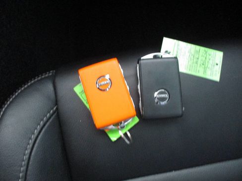 Used 2022 Volvo XC40 T5 Momentum image 87