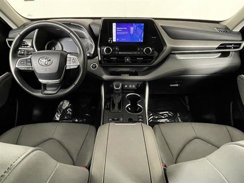 Certified 2025 Toyota Highlander XLE image 13