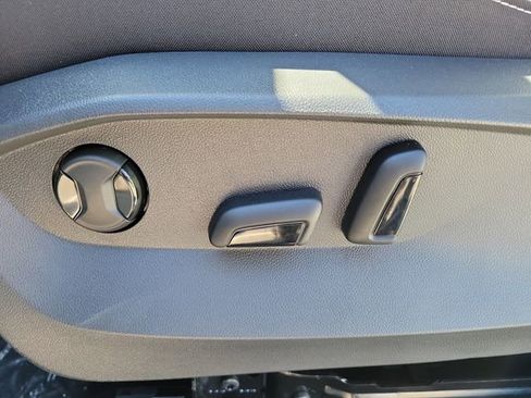 New 2026 Volkswagen Taos SE FWD image 17