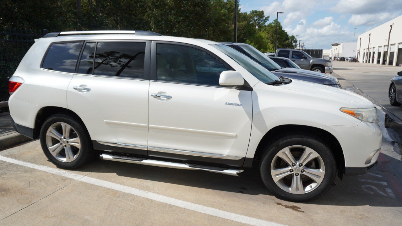 Used 2011 Toyota Highlander Limited w/ Tow Pkg FWD image 4