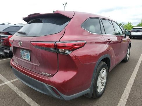 Used 2022 Toyota Highlander LE AWD/4WD image 3