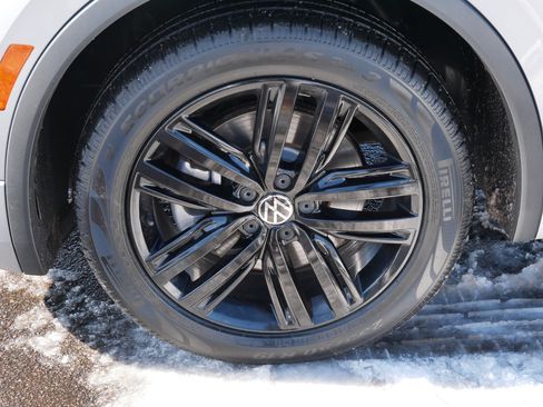 Certified 2022 Volkswagen Tiguan SE R-Line image 15