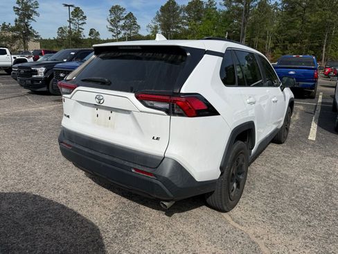Used 2020 Toyota RAV4 LE image 7