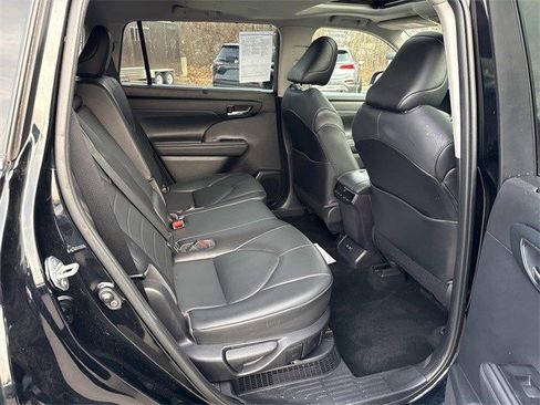 Used 2021 Toyota Highlander XLE image 11