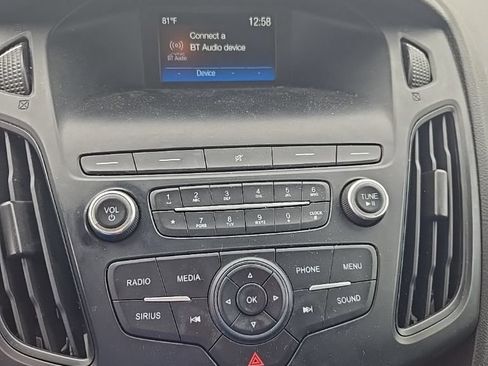 Used 2018 Ford Focus SE w/ Cold Weather Package FWD image 10