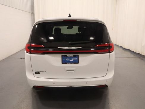 Certified 2025 Chrysler Pacifica Select FWD image 6