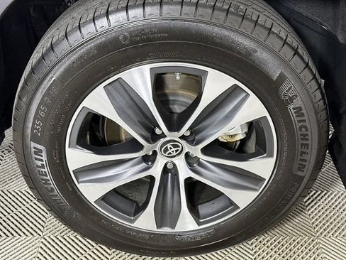 Used 2023 Toyota Highlander XLE AWD/4WD image 34