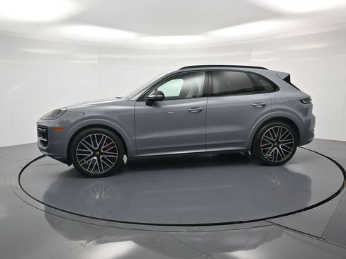 Used 2024 Porsche Cayenne Turbo AWD/4WD image 2
