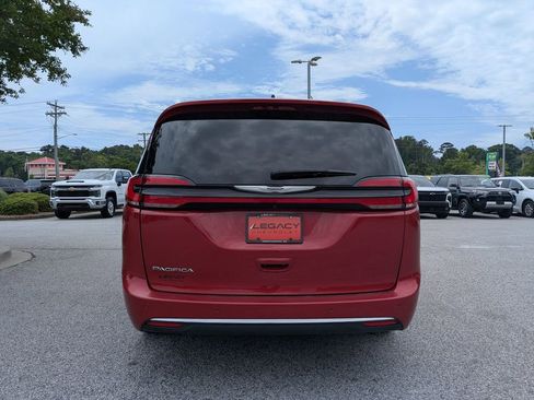 Used 2024 Chrysler Pacifica Touring-L FWD image 7