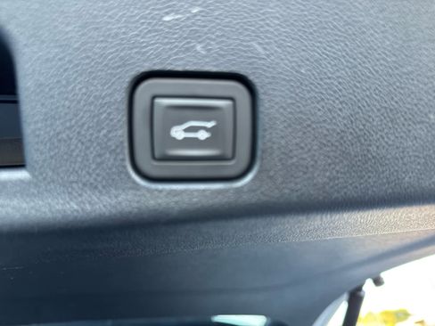 Used 2025 GMC Acadia Elevation image 16