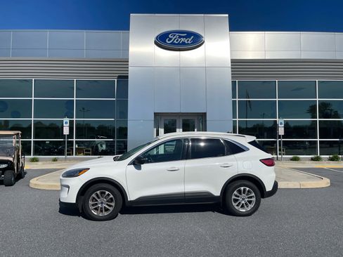 Used 2022 Ford Escape SE w/ Cold Weather Package AWD/4WD image 1