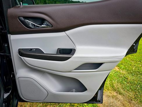 Certified 2023 GMC Acadia SLT w/ Preferred Package image 47