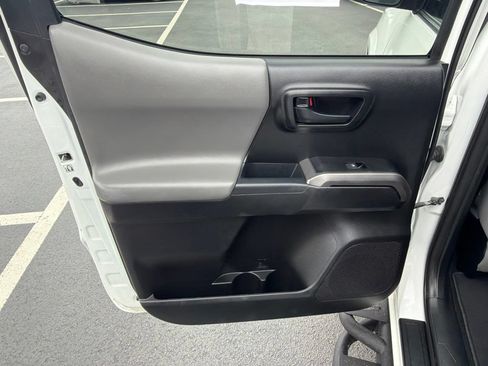 Certified 2019 Toyota Tacoma SR5 AWD/4WD image 16