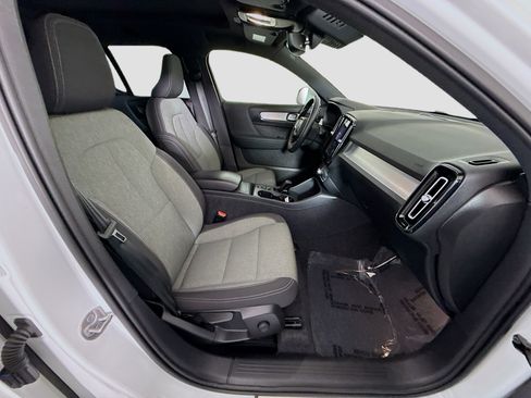 Used 2025 Volvo XC40 B5 Core image 29