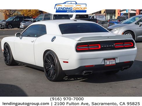 Used 2019 Dodge Challenger SXT image 2