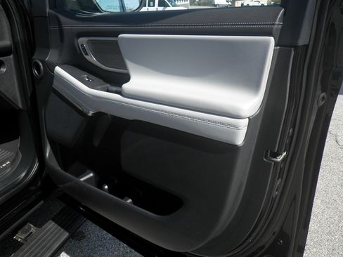 Certified 2025 Ford Expedition Platinum image 29