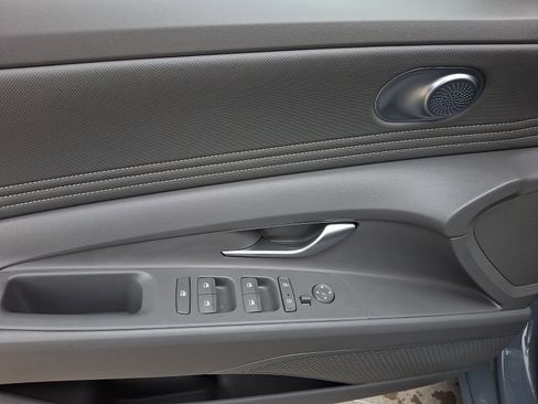 Used 2023 Hyundai Elantra SEL w/ Convenience Package image 12