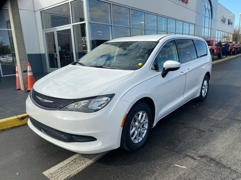 Used 2022 Chrysler Voyager LX image 4