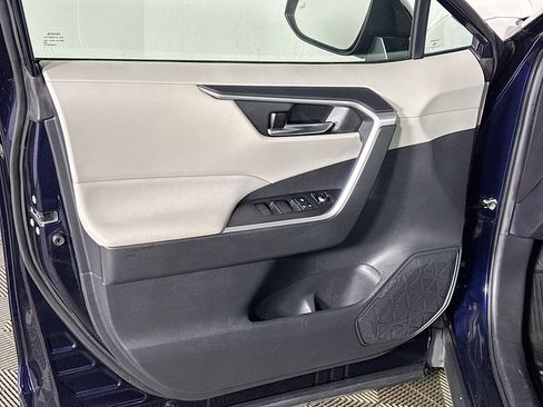 Used 2020 Toyota RAV4 XLE AWD/4WD image 10