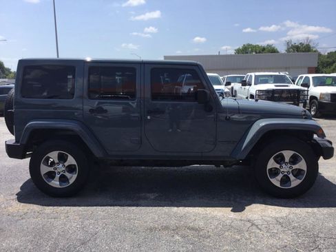 Used 2014 Jeep Wrangler Unlimited Sahara w/ Connectivity Group AWD/4WD image 6