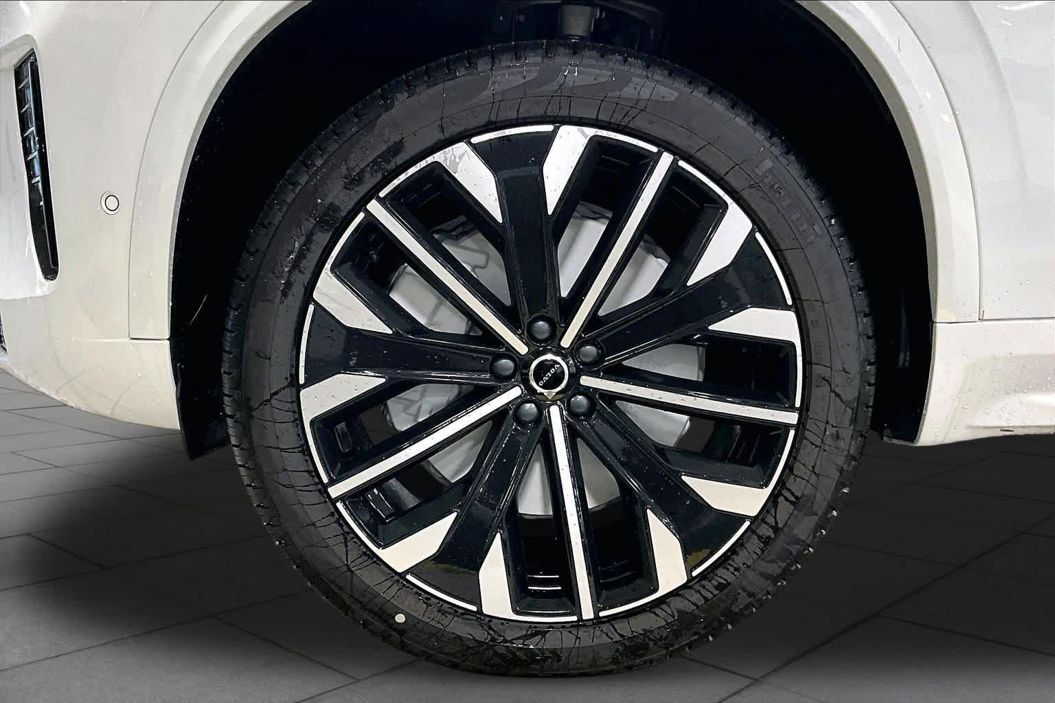 New 2026 Volvo XC90 T8 Ultra w/ Protection Package Premier AWD/4WD image 16