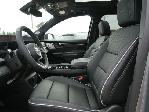 Used 2025 Buick Enclave Avenir image 11