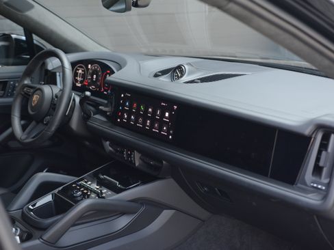Certified 2025 Porsche Cayenne GTS AWD/4WD image 29