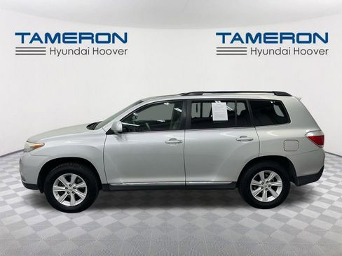 Used 2013 Toyota Highlander SE FWD image 2
