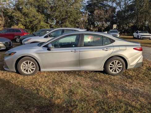 Used 2025 Toyota Camry LE image 3