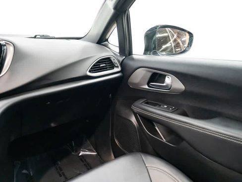 Used 2025 Chrysler Pacifica Select FWD image 11