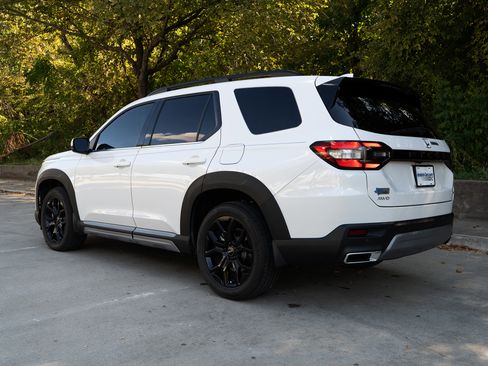 Certified 2025 Honda Pilot Touring image 7