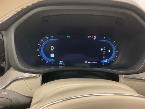 Used 2023 Volvo XC60 B5 Plus image 2