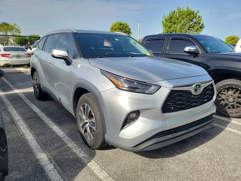 Used 2022 Toyota Highlander XLE FWD image 3