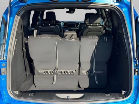 New 2026 Chrysler Pacifica Limited w/ S Appearance Package image 9