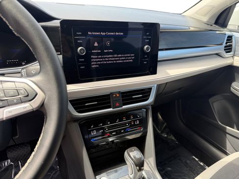 Used 2025 Volkswagen Taos SE w/ Panoramic Sunroof Package AWD/4WD image 12