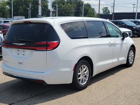 Used 2023 Chrysler Pacifica Touring-L FWD image 4