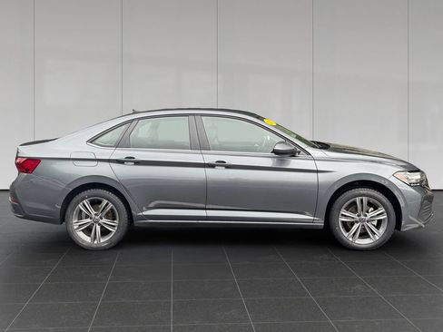 Used 2024 Volkswagen Jetta SE FWD image 6