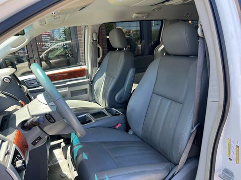 Used 2009 Chrysler Town & Country Touring FWD image 34