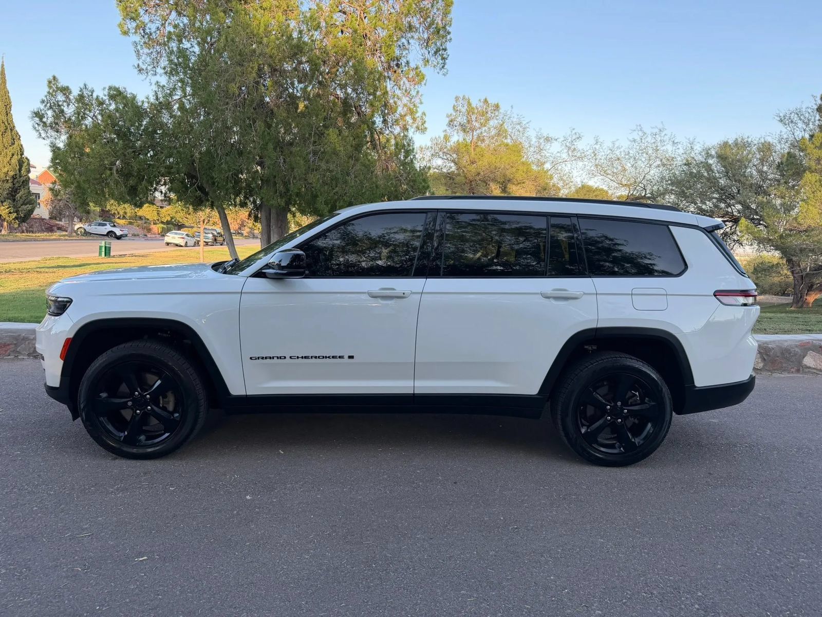 Used 2023 Jeep Grand Cherokee L Limited w/ Black Appearance Package AWD/4WD image 2