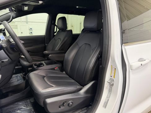 Used 2025 Chrysler Pacifica Select FWD image 11