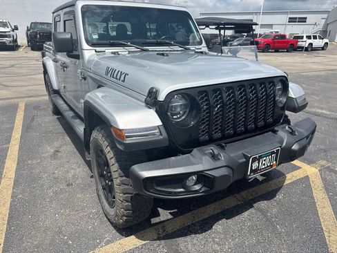 Used 2022 Jeep Gladiator Sport AWD/4WD image 2