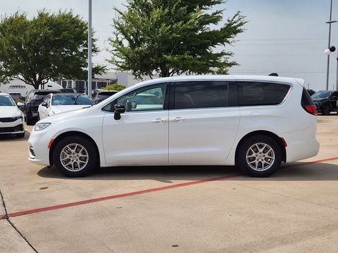 Used 2024 Chrysler Pacifica Touring-L FWD image 12
