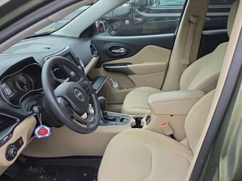 Used 2019 Jeep Cherokee Latitude w/ Popular Appearance Group image 3