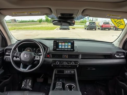 Used 2025 Honda Pilot Touring image 14