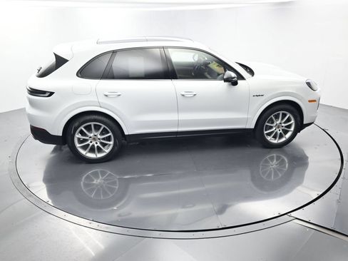 Certified 2024 Porsche Cayenne AWD/4WD image 41