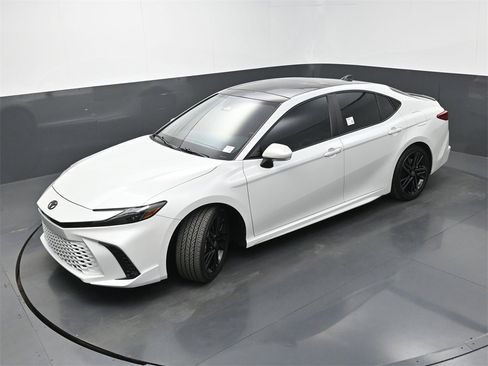 Used 2025 Toyota Camry XSE image 32