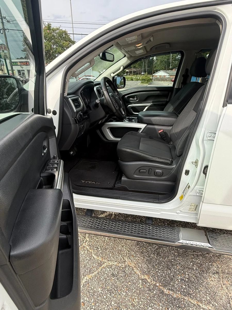 Used 2018 Nissan Titan SV w/ SV Convenience Package RWD image 9