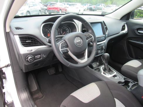 Used 2014 Jeep Cherokee Latitude w/ Comfort/Convenience Group FWD image 16