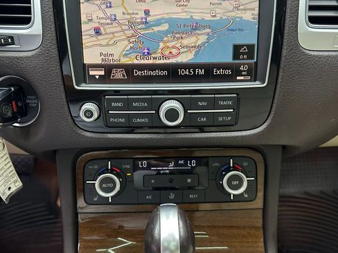 Used 2015 Volkswagen Touareg VR6 image 32