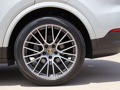 Used 2022 Porsche Cayenne Platinum Edition image 54